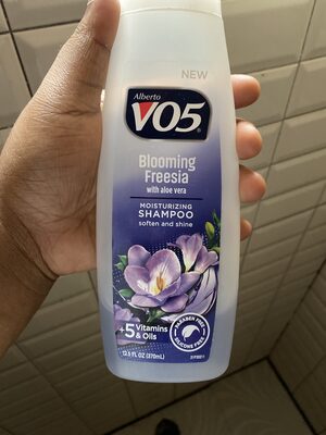 [9758] VO5 Blooming Freesia Shampoo